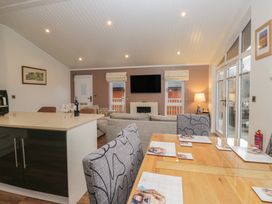 A living room featuring a sofa and a kitchen island at High Lake View Lodge White Cross Bay near Troutbeck Bridge