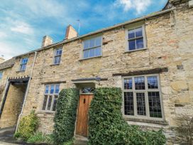 A house with stone walls and windows at Ostlers in Burford