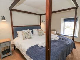 A bedroom with a four-poster bed at Ostlers Burford