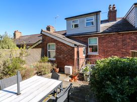 A garden with a table and chairs at 43 Sandquay Road Dartmouth