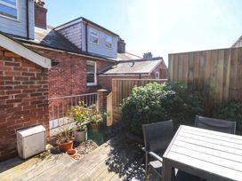 A garden with a table and chairs at 43 Sandquay Road in Dartmouth