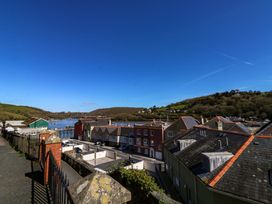 A view of houses by the water at 43 Sandquay Road Dartmouth