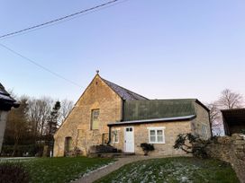 A house with a garden and driveway at Cotswolds Farmhouse Cottage