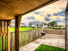 An outdoor area with a grill and grass at Woodyplatt in Marhamchurch