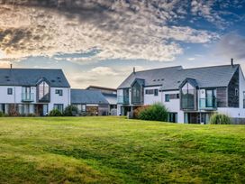 A view of houses on a grassy area at Sand Parks, Marhamchurch