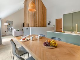 A dining room with fruit bowl and mugs at Gwari Spa Barn 2.0 in Marhamchurch