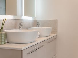 A bathroom with bowl sinks and mirrors at Trelowen 2.0 Spa in Marhamchurch