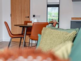 A dining room with a table and chairs at Arvor Duplex 2.0 in Marhamchurch