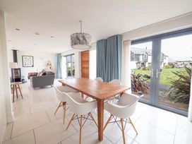 A dining room with a table and chairs at Medlands in Marhamchurch