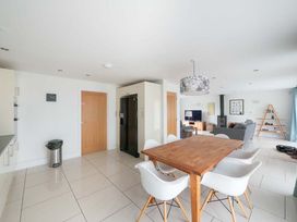 A dining room with a table and chairs at Medlands in Marhamchurch