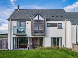 A house with a balcony and garden at Moleyns in Marhamchurch