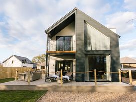 A house with a balcony and decking at The Glasshouse in Bude