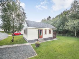 A house with garden and car at Arran Lodge Spa, Dailly