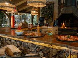 A recreational area with pizzas and drinks at Spitfire Lodge in Fair Oak
