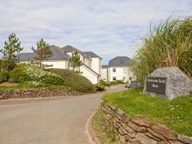An outdoor view of Thurlestone Beach House in Kingsbridge
