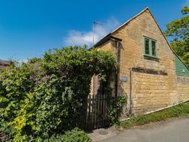 A house with greenery outside at Wheelwright Cottage in Moreton-In-Marsh
