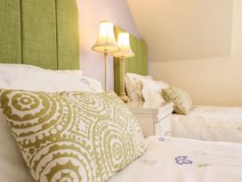 A bedroom with two beds and lamps at Llwyn Derw in Talybont