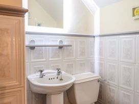 A bathroom with a sink and toilet at Llwyn Derw Talybont