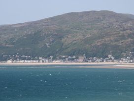 A coastal view with houses along the beach at Llwyn Derw in Talybont