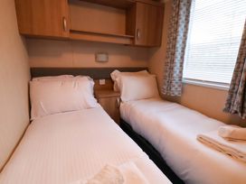 A bedroom with two beds at Swift Cabin Scarborough