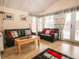 A living room with sofas and a coffee table at Kingfisher Lodge in Windermere