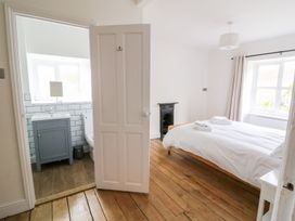 A bedroom with a bed and adjoining bathroom at The Old Bakery in Banbury