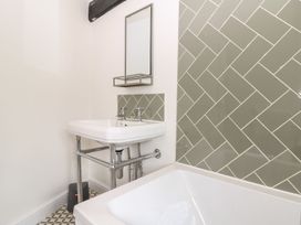A bathroom featuring a basin and bathtub at The Old Bakery in Banbury