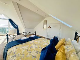 Stylish Felixstowe Apartment with Fabulous Sea Views - Suffolk & Essex - 1193523 - thumbnail photo 17