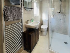 Stylish Felixstowe Apartment with Fabulous Sea Views - Suffolk & Essex - 1193523 - thumbnail photo 25