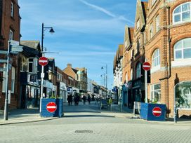 Bright & Modern 4-Bed Felixstowe Duplex with Parking, Near Sea - Suffolk & Essex - 1193525 - thumbnail photo 43