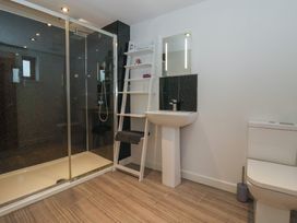 A bathroom with a shower, sink, and toilet at Pillar Barn in Driffield