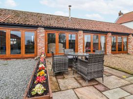 An outdoor area with a table and chairs at Pillar Barn Gransmoor near Bridlington