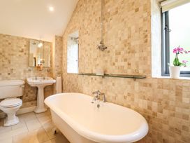 A bathroom with a bathtub, sink, and toilet at The Talkhouse Cottage in Caersws