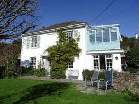 A house with garden and seating area at Mount Pleasant in Padstow