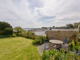 A garden with a table and chairs at Mount Pleasant Padstow
