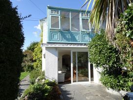 An exterior view of a house with a garden at Mount Pleasant in Padstow
