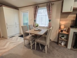 A dining room with a table and chairs at Caravan
