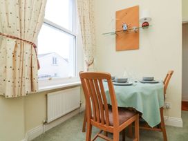 A dining room with a table and chairs at Val's Seaview in Ilfracombe