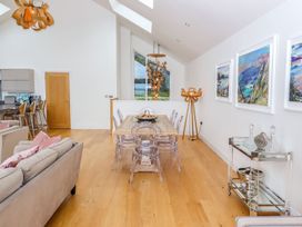 A dining area with a table and chairs at 2 Remera St. Ives
