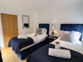 A bedroom with two beds and a mirror at 2 Remera St. Ives