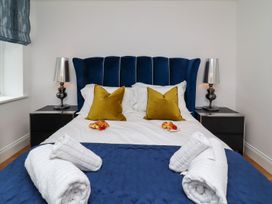 A bedroom with a bed pillows and pastries at 2 Remera in St. Ives