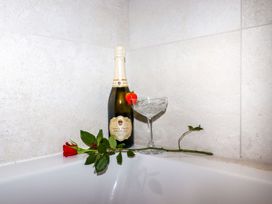 A bottle of prosecco and a glass with a rose at 2 Remera in St. Ives