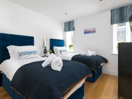 A bedroom with two single beds at 2 Remera in St Ives