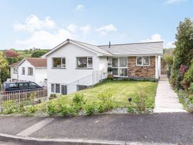 A house with a garden and driveway at Orchard View in St. Austell