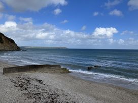 A beach with rocks and cliffs at Orchard View in Polgooth
