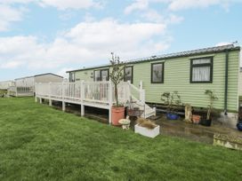 An outdoor area with a mobile home and plants at Beachside in Towyn