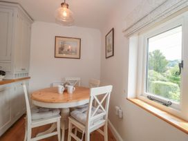A dining room with a round table and chairs at Greenham Rise Norton-Sub-Hamdon