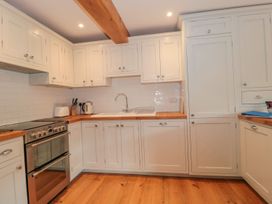 A kitchen with cabinets and appliances at Greenham Rise in Norton-Sub-Hamdon
