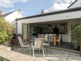 An outdoor seating area with a table and chairs at The Cottage in Helston