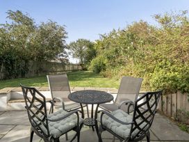 A garden with a table and chairs at The Cottage in Helston